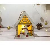 Dekorácia MagicHome Vianoce, Snehuliak v domčeku, LED, závesná, 9,2x3x10,4cm